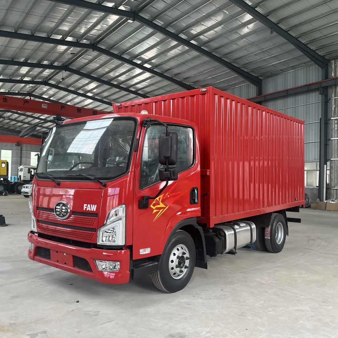 Factory photo: FAW Jiefang 4×2 box cargo truck