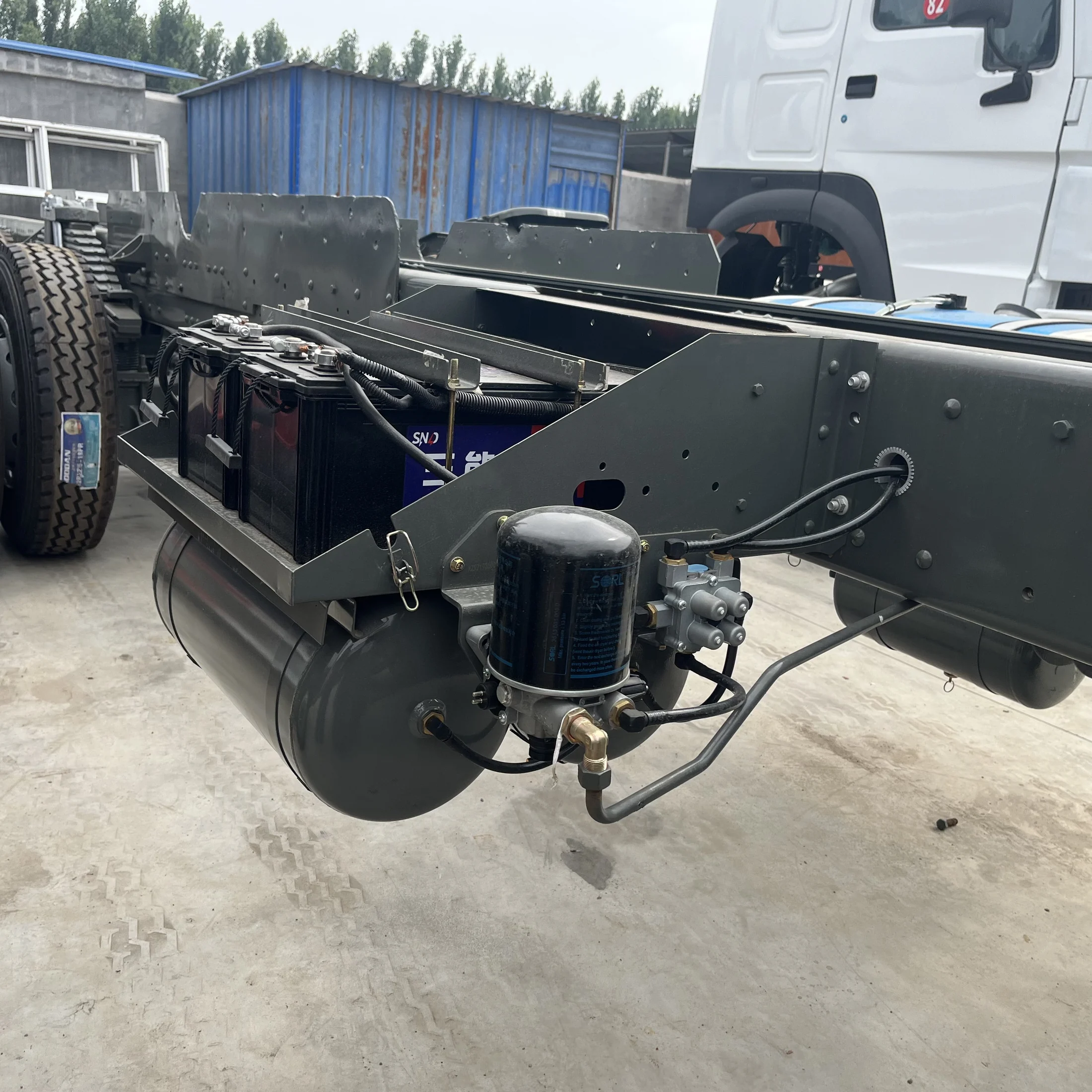 HOWO HW76 8×4 · Battery and electrical system / 电瓶及电气系统