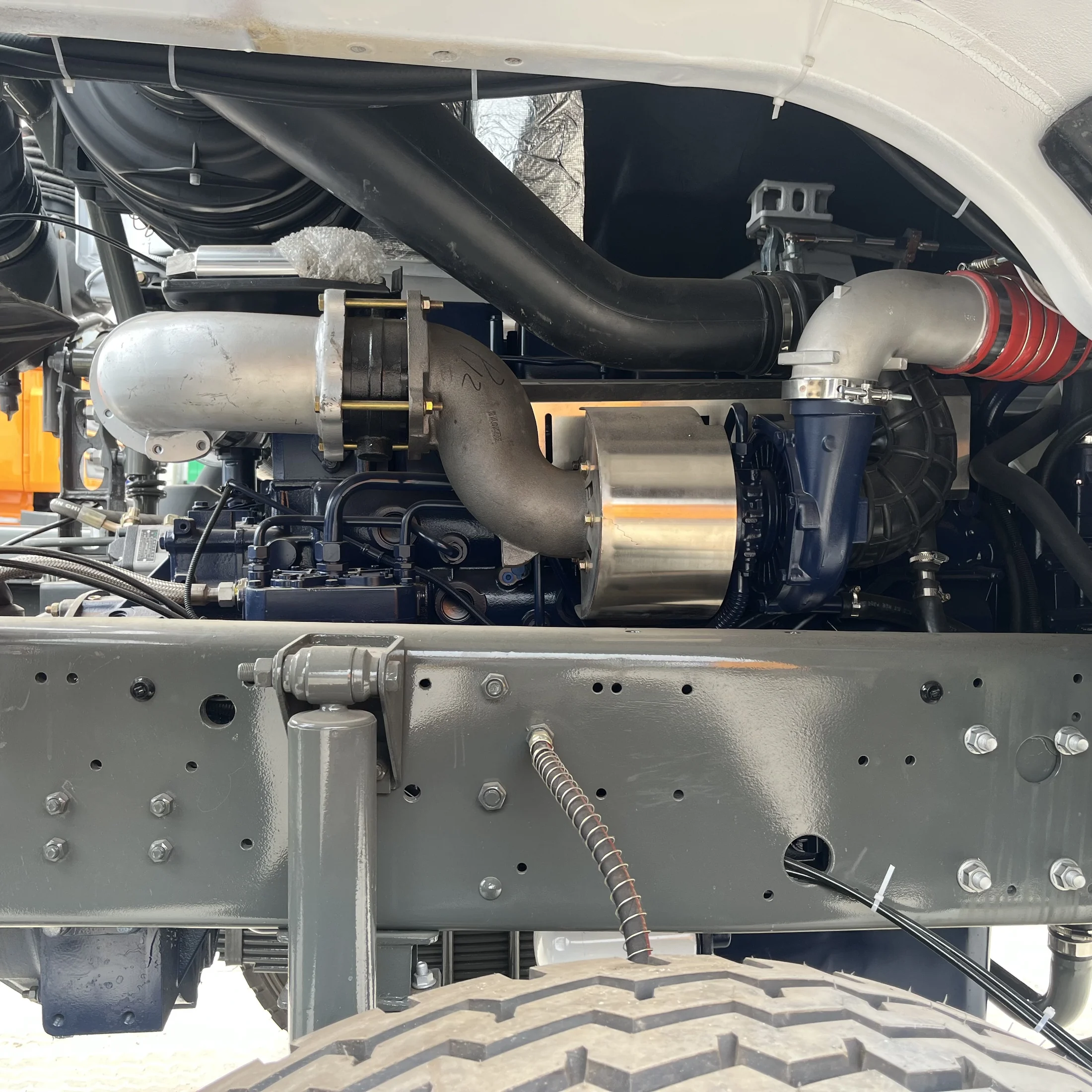 HOWO HW76 8×4 · Engine bay / 发动机舱