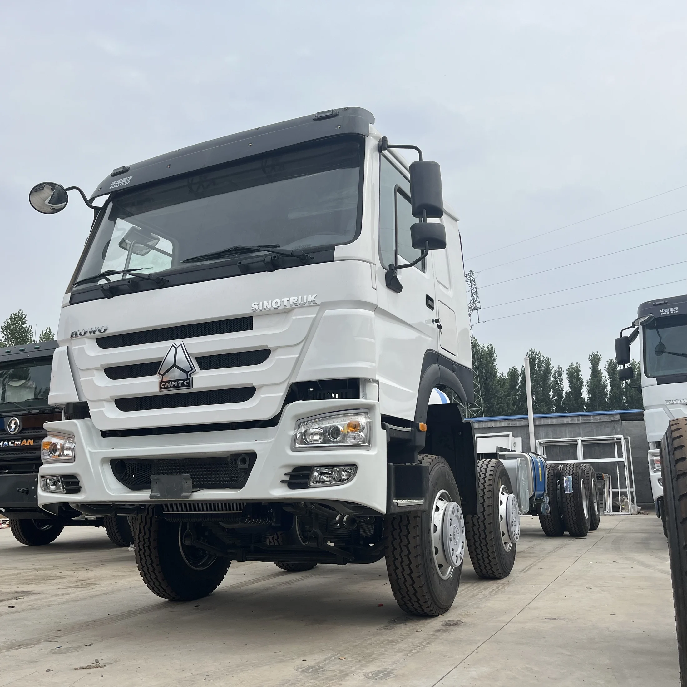 HOWO HW76 8×4 · Left-front cab-chassis view / 左前方驾驶室及底盘