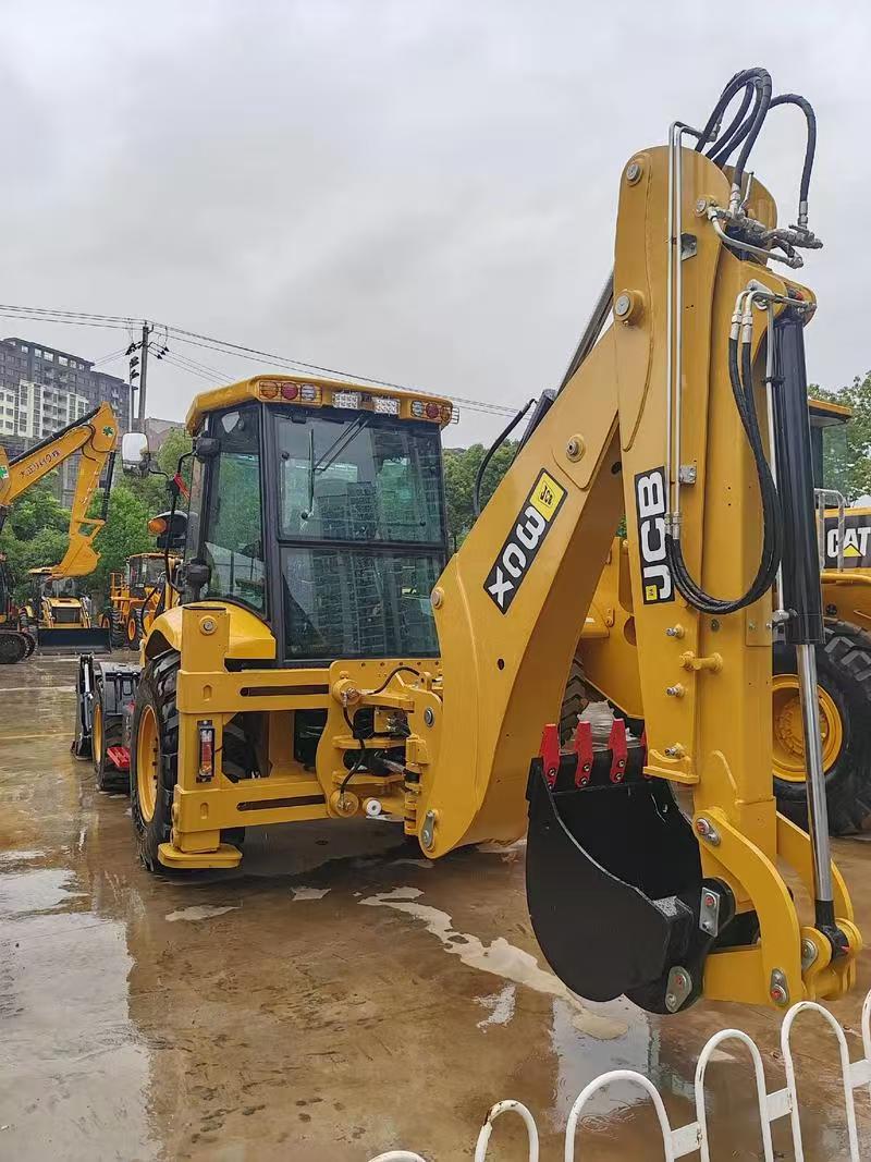 JCB 3CX backhoe loader · Rear boom, hydraulic lines and bucket