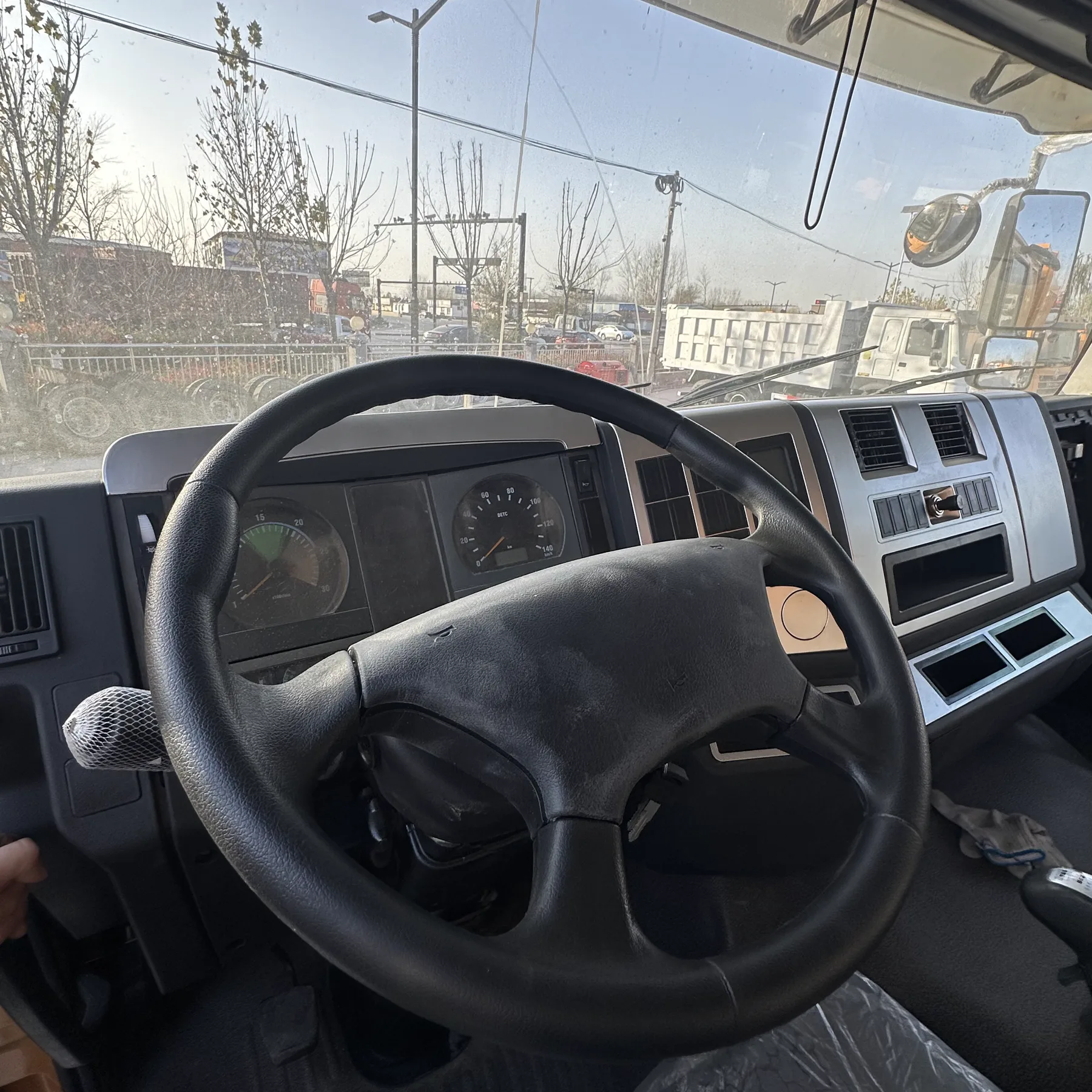 SHACMAN F3000 dashboard and cab controls