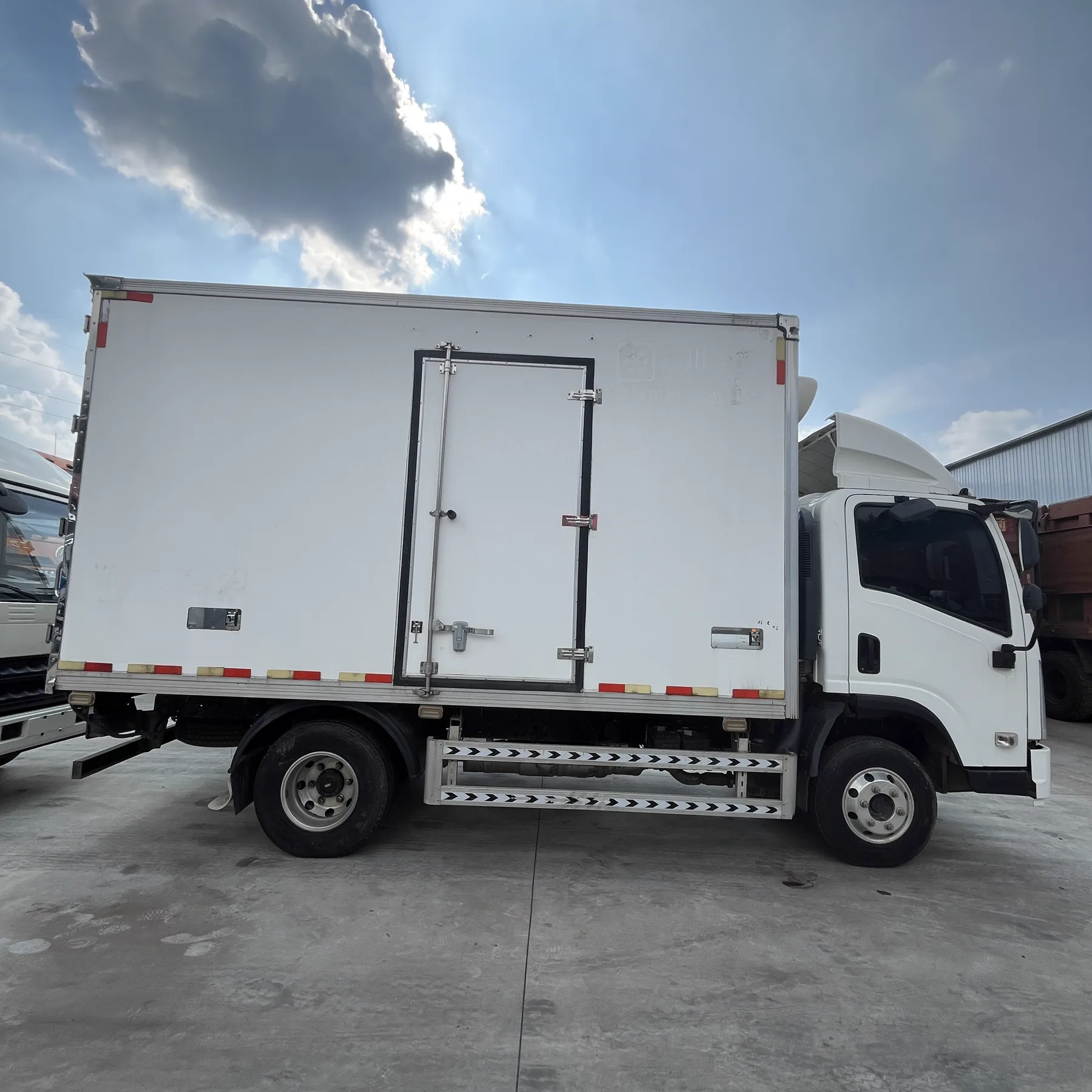 Xuande X9 refrigerated truck right side